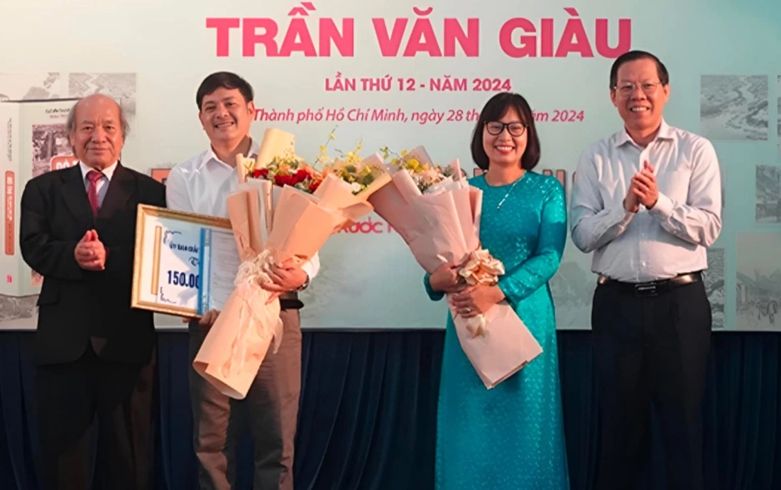 Ông Phan Văn Mãi, chủ tịch UBND TP.HCM, trao Giải thưởng khoa học Trần Văn Giàu lần thứ 12 cho tác giả Võ Nguyên Phong, Cù Thị Dung đến từ Cục Văn thư và Lưu trữ nhà nước - Trung tâm Lưu trữ quốc gia II